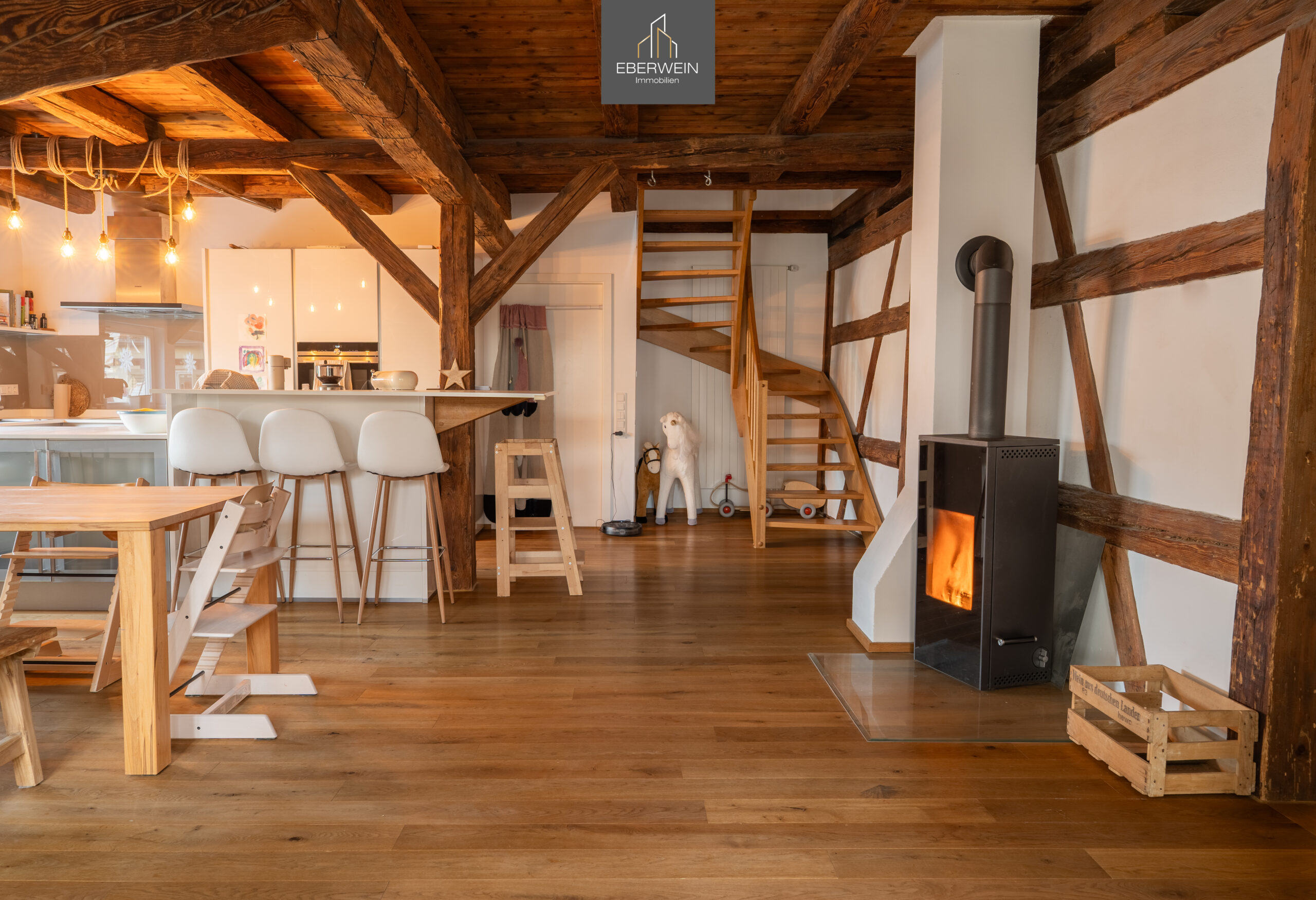 Moderne offene Küche mit Siemens-Geräten und Softclose-Schubladen in exklusiver Maisonette-Wohnung mieten in zentraler Ortslage